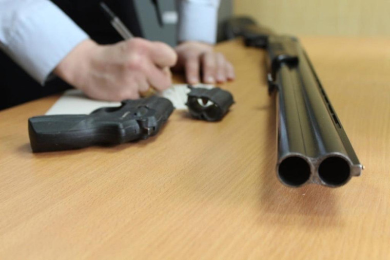 В Калмыкии действует региональная программа добровольной сдачи незаконно хранящегося оружия за денежное вознаграждение. В Калмыкии действует региональная программа добровольной сдачи незаконно хранящегося оружия за денежное вознаграждение.